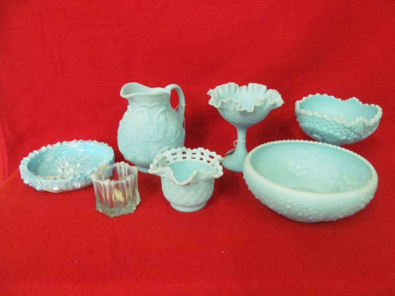lot 22 image: vintage glassware