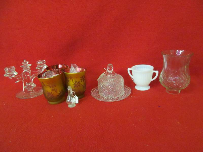 lot 29 image: glass dcor items