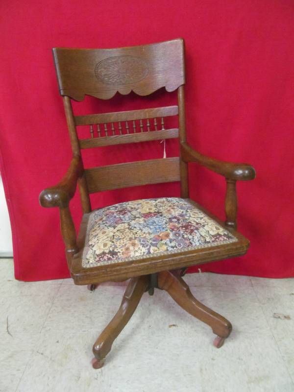 lot 41 image: oak rocker