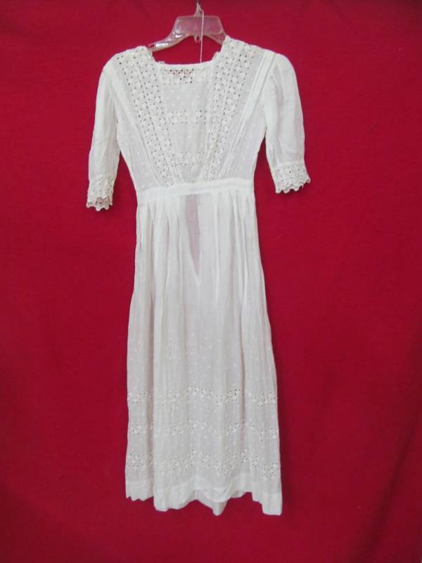 lot 48 image: vintage dress