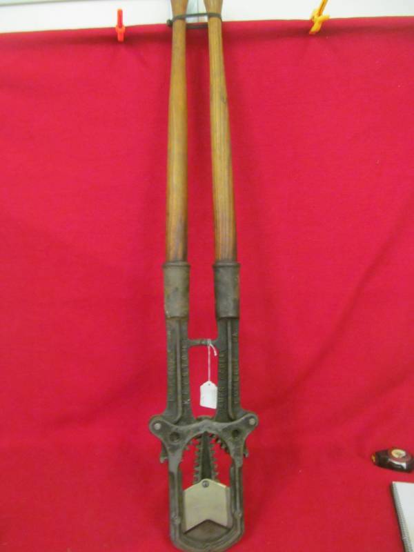 lot 86 image: vintage dehorning shears
