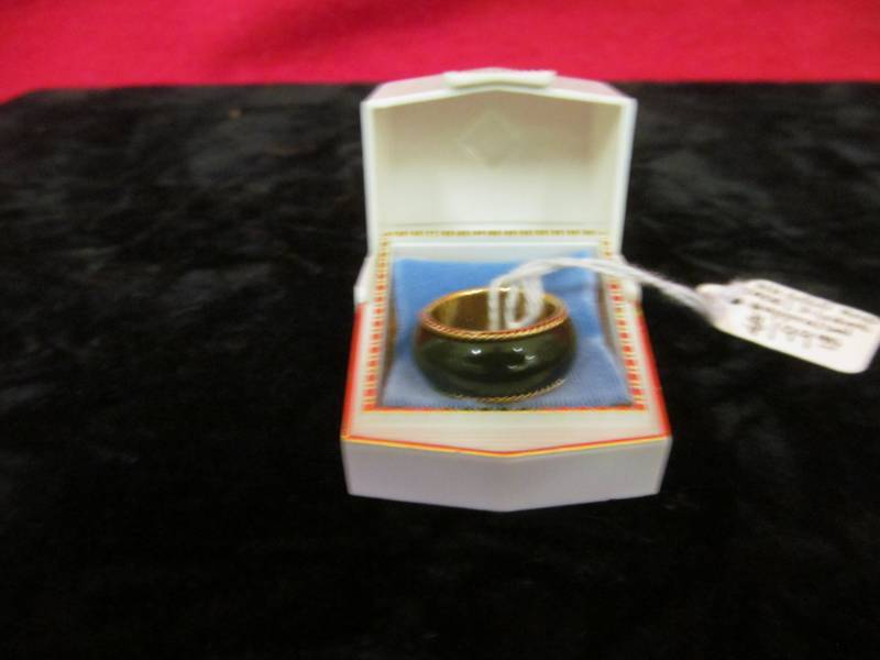 lot 93 image: 14k Gold & Jade ring