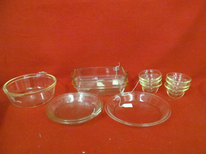 lot 104 image: Pyrex bake ware