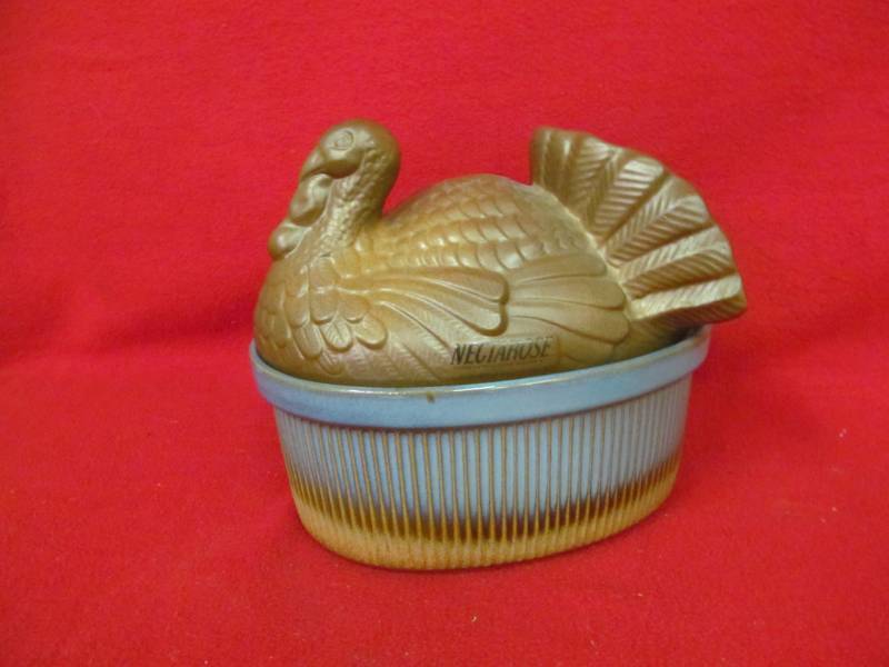 lot 108 image: Treasure craft turkey baker
