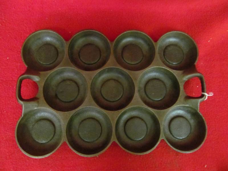 lot 118 image: E F Filley muffin pan