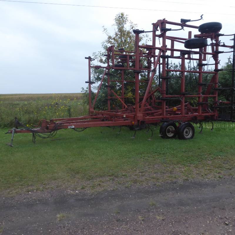 lot 4 image: Case IH 4600 Field Cultivator