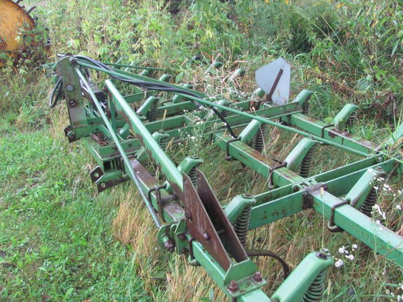 lot 8 image: John Deere Field Cultivator