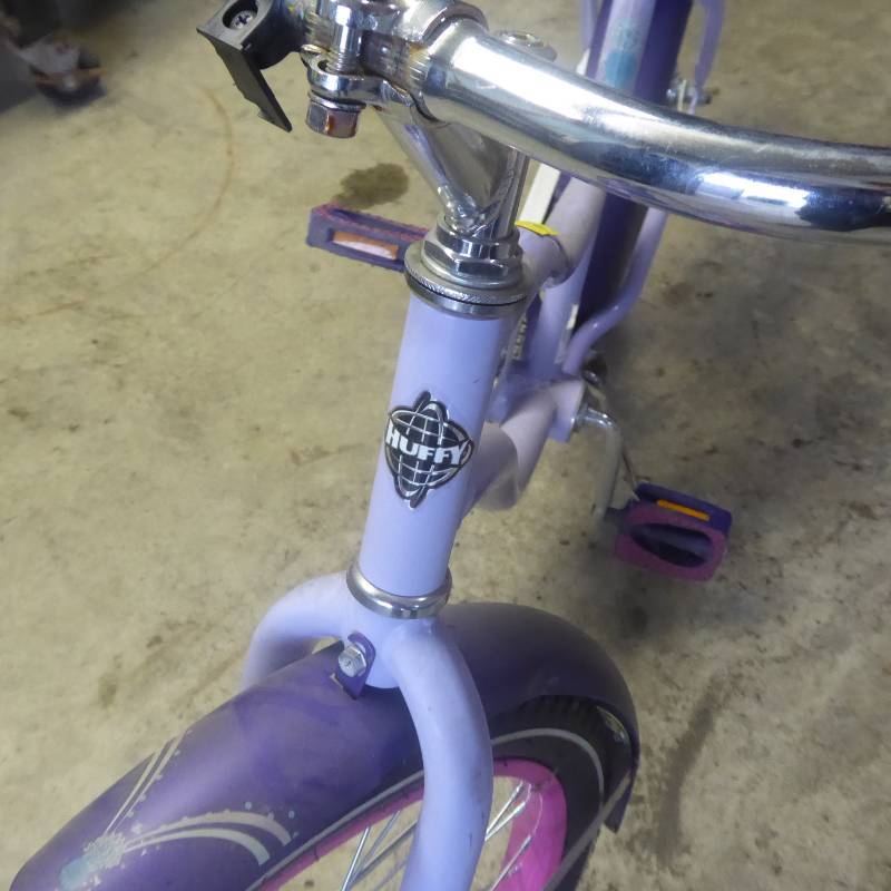 lot 24 image: Huffy 24 Girls Cranbrook Cruiser Bike