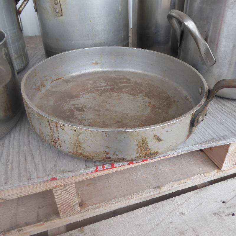 lot 43 image: Lot of Pots and Pans
