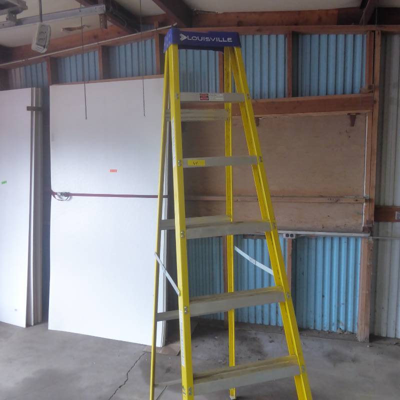 lot 64 image: Louisville FS2008 8 Fiberglass Ladder