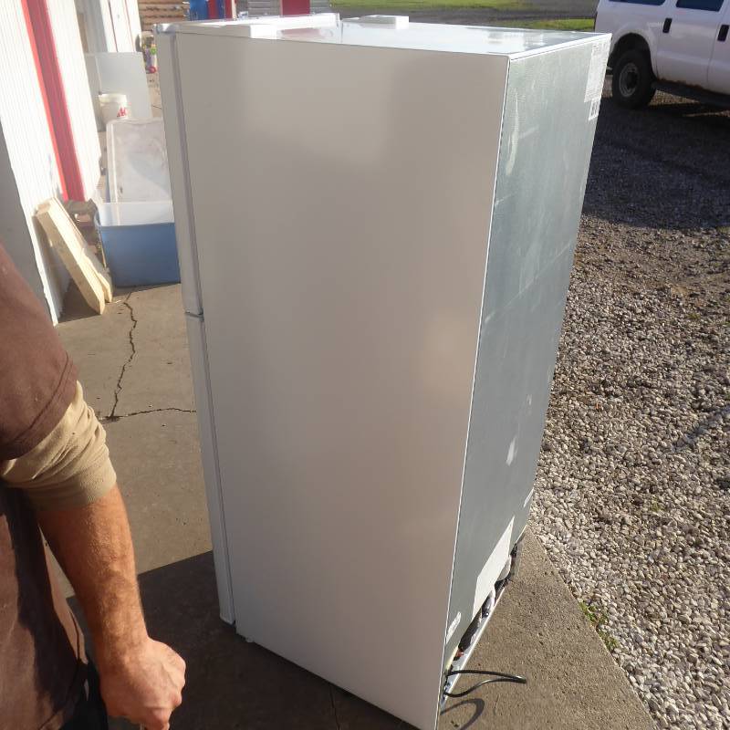 lot 94 image: Avanti FF10B0W White Frost Free Refrigerator with Top Freezer
