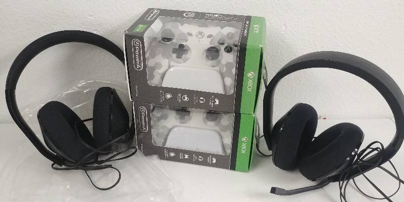 lot 1 image: XBOX ONE Gaming Controlers & Headsets, White Camo