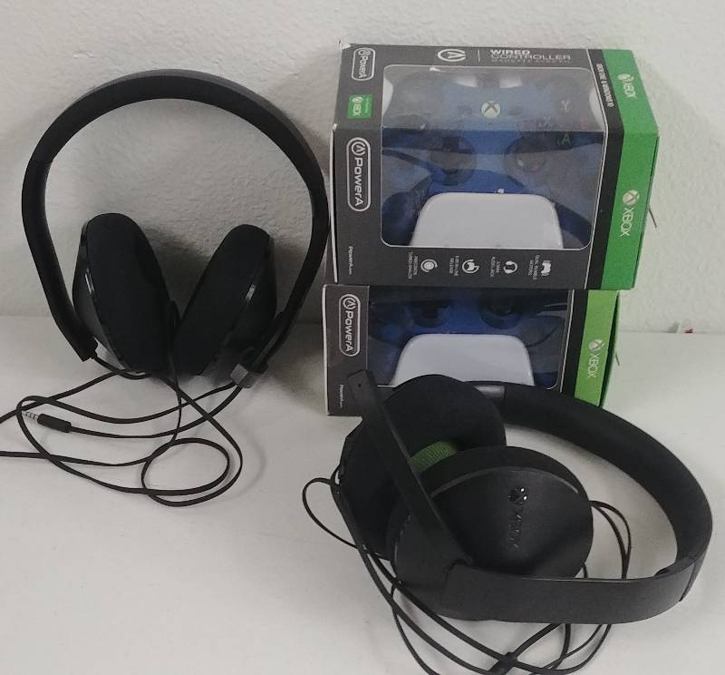 lot 2 image: XBOX ONE Gaming Controlers & Headsets, Blue Camo