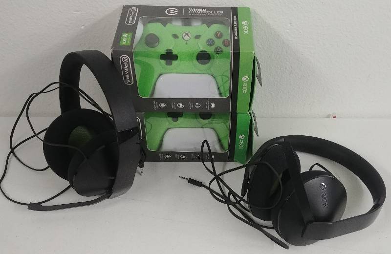 lot 3 image: XBOX ONE Gaming Controlers & Headsets, Green