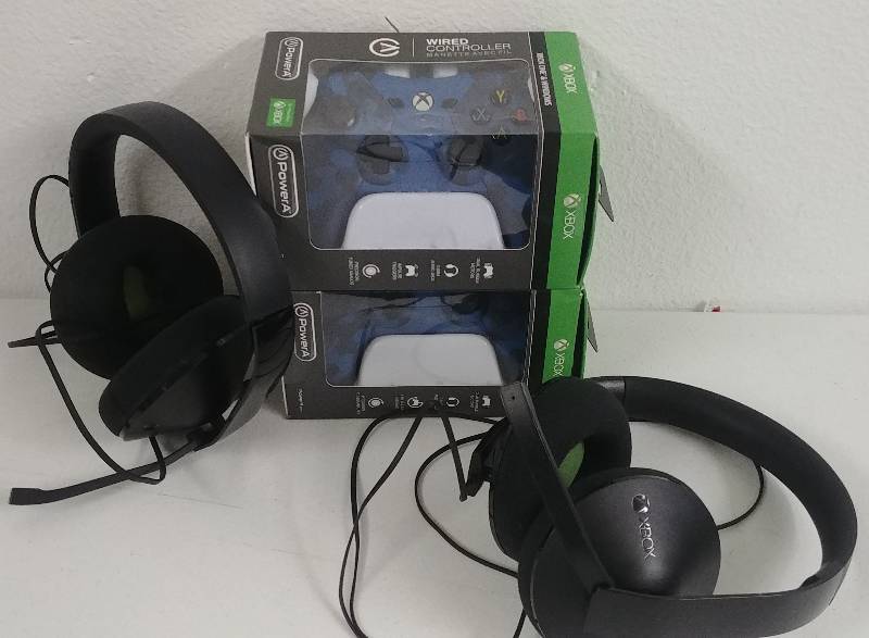 lot 4 image: XBOX ONE Gaming Controlers & Headsets, Blue Camo
