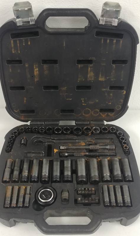 lot 61 image: Husky 60 Piece 14 and 38 drive Universal Mechanical Tool Set