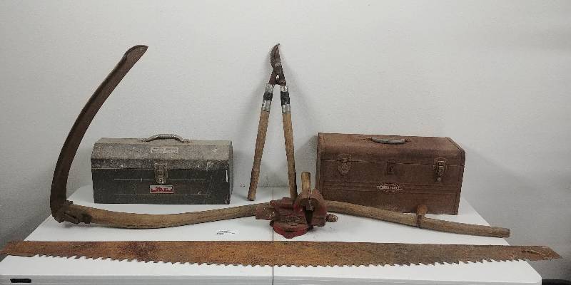 lot 69 image: Assorted Antique & Vintage Items
