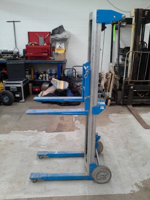 lot 402 image: Genie Material Lift