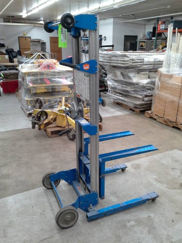 lot 403 image: Genie Material Lift
