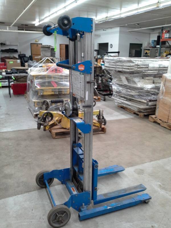 lot 404 image: Genie Material Lift