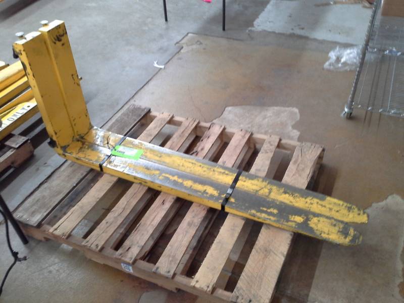 lot 422 image: Pair of Pallet Forks for Forklift