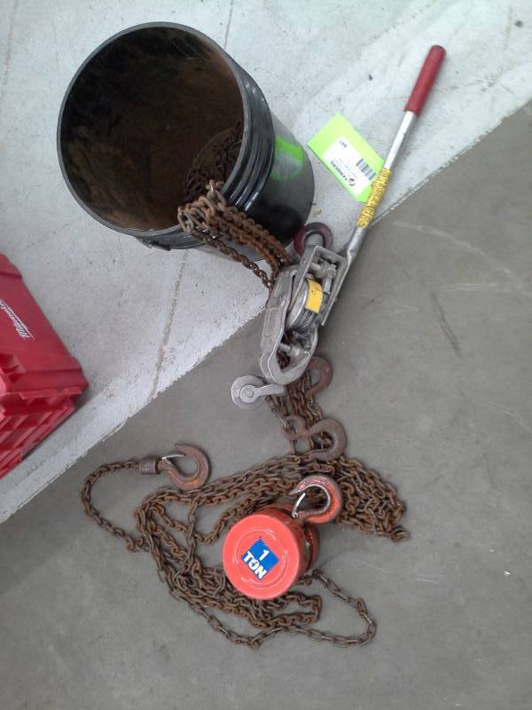 lot 445 image: 1 ton Chain Hoist and Come-a-Long