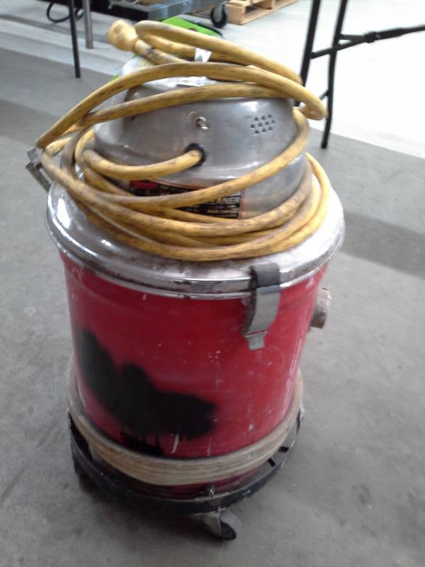 lot 542 image: Milwaukee 4.5 Gal Vacuum Cleaner