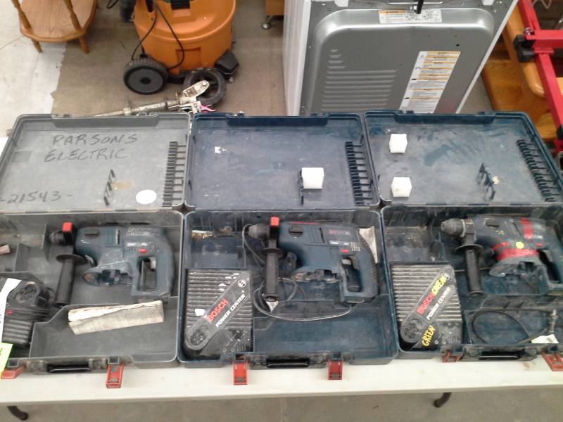 lot 39 image: Three Units - Need Repair - Bosch 11524 Cordless Drills
