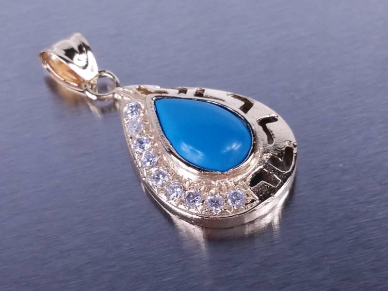 Beautiful Pendant in Yellow Gold