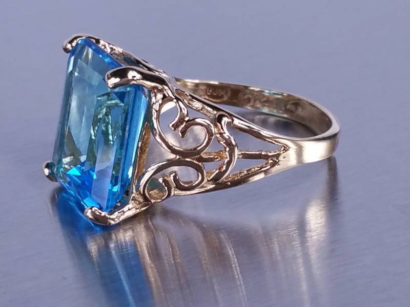6ct Natural London Blue Topaz in Yellow Gold