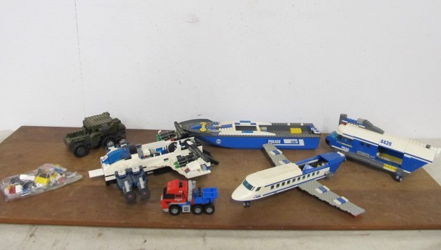 lot 39 image: Lot of Assorted LEGOS