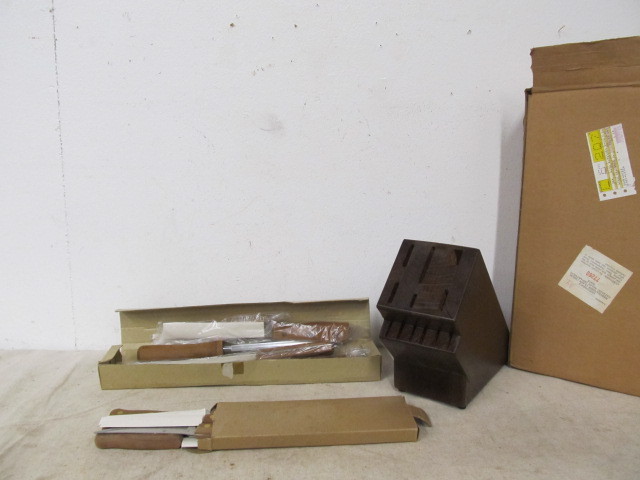 lot 19 image: NEW IN BOX Vintage York Towne Cutlery Set