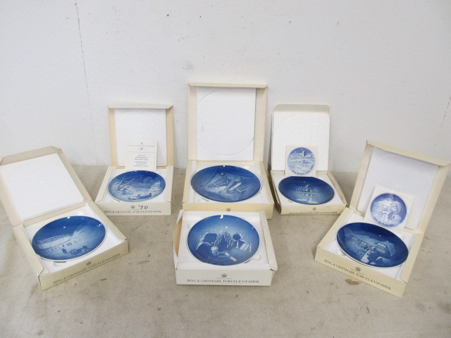 lot 29 image: MINT Vintage Bing & Grondahl Porcelain Christmas Plates