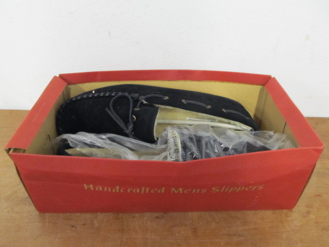 lot 56 image: NEW IN BOX Mens Slippers - Size 11EE