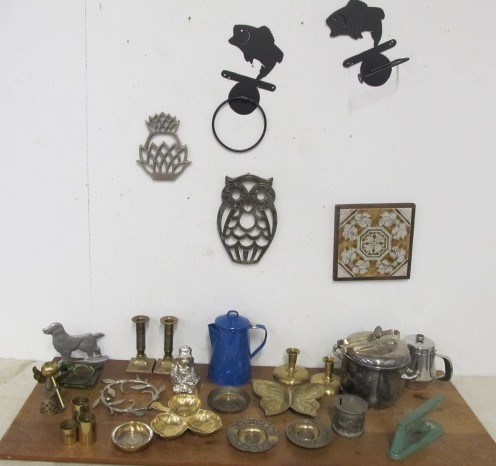 lot 68 image: Large Lot of Vintage Brass etc Decor