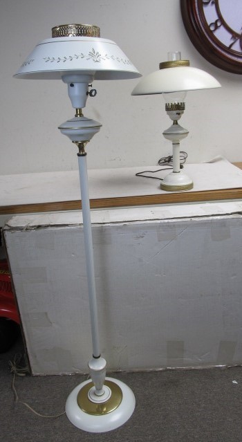 lot 84 image: Vintage Mid Century Tole Metal Floor & Desk Lamp