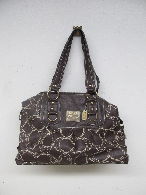 lot 103 image: Genuine COACH Purse