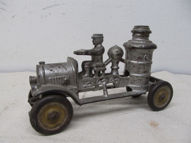 lot 104 image: Antique ARCADE Cast Iron Fire Truck