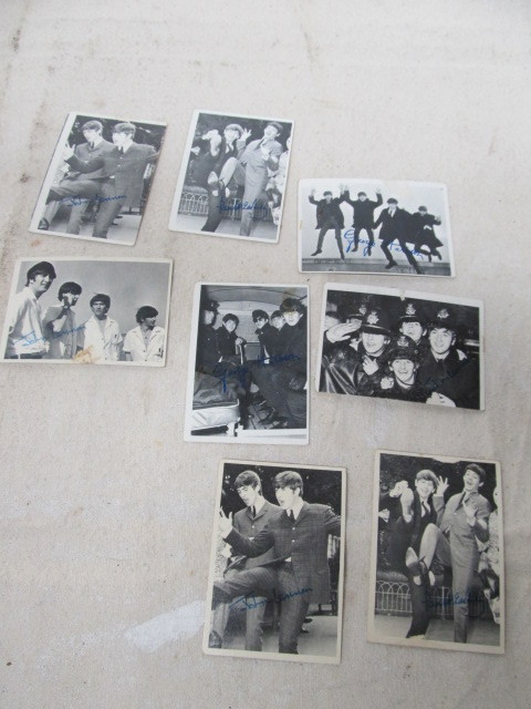lot 122 image: Vintage Topps BEATLES Trading Cards
