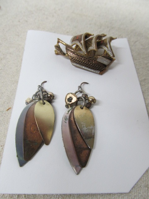 lot 131 image: Vintage Jewelry Lot