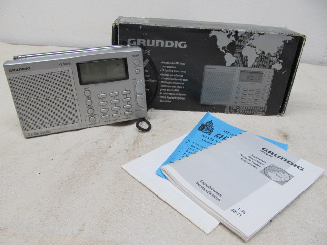 lot 147 image: Vintage GRUNDIG YB 300PE Portable shortwave Radio