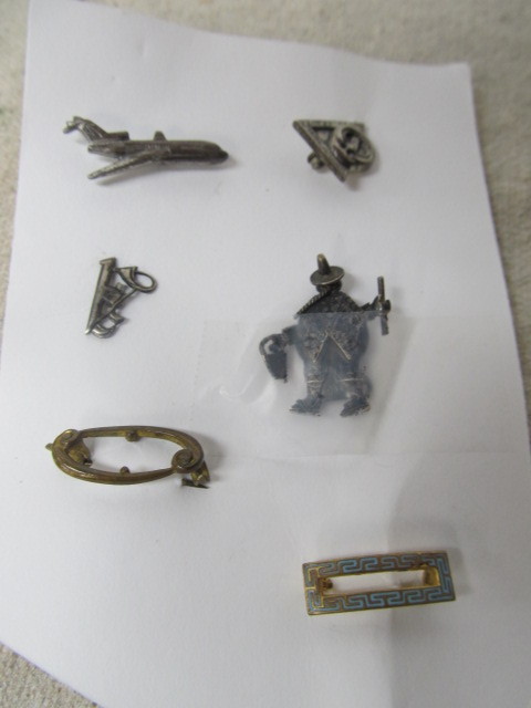 lot 150 image: Group of Vintage Pins