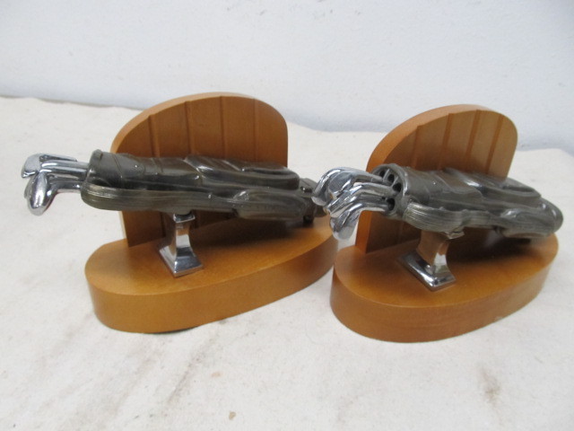 lot 155 image: Vintage Golf Club Bookends wRemovable Clubs