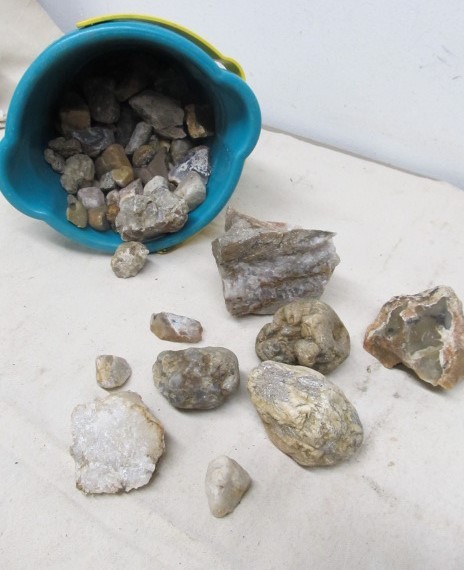 lot 166 image: Large Bucket of Quartz