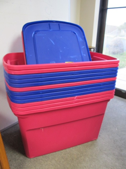 lot 89 image: Lot of 12 Sterilite 30 Gallon Totes wLids