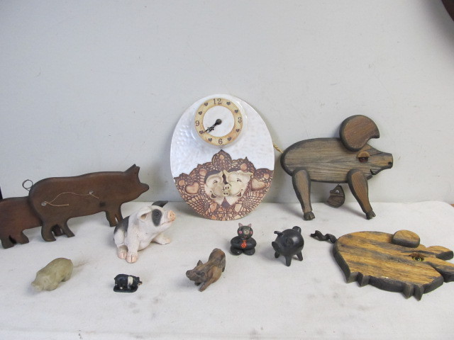 lot 91 image: Lot of Pig Decor