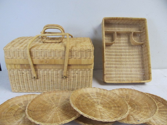 lot 202 image: Vintage Woven Picnic Basket wOriginal Tray and Plates