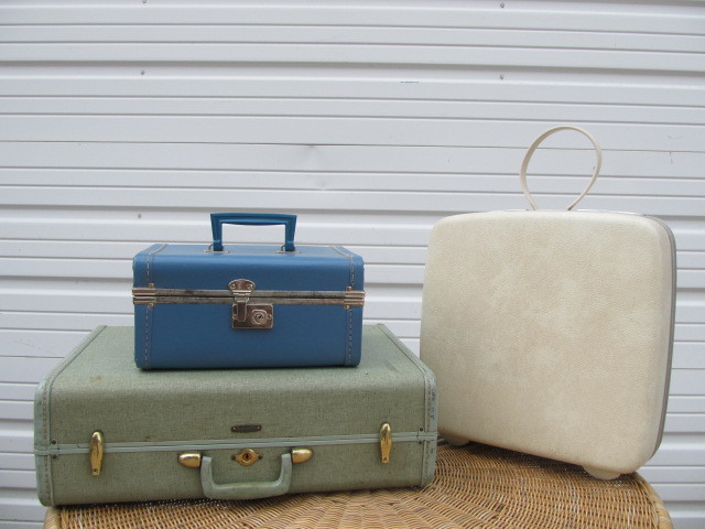 lot 217 image: Group of Small Vintage Luggage Train Cases