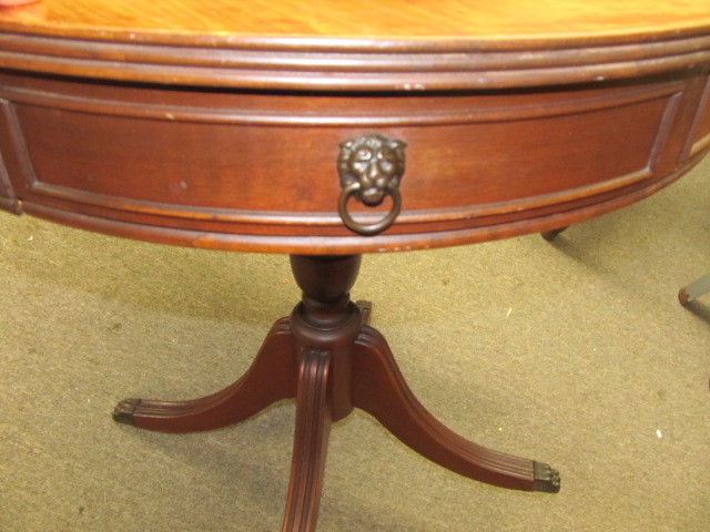 lot 226 image: NICE 1940s Round Mahogany Parlor Table