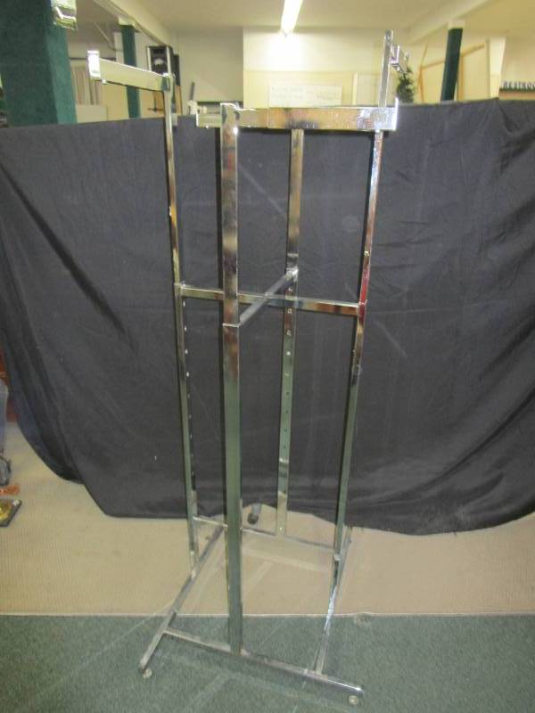 lot 4 image: Clothes rack with adjustable height